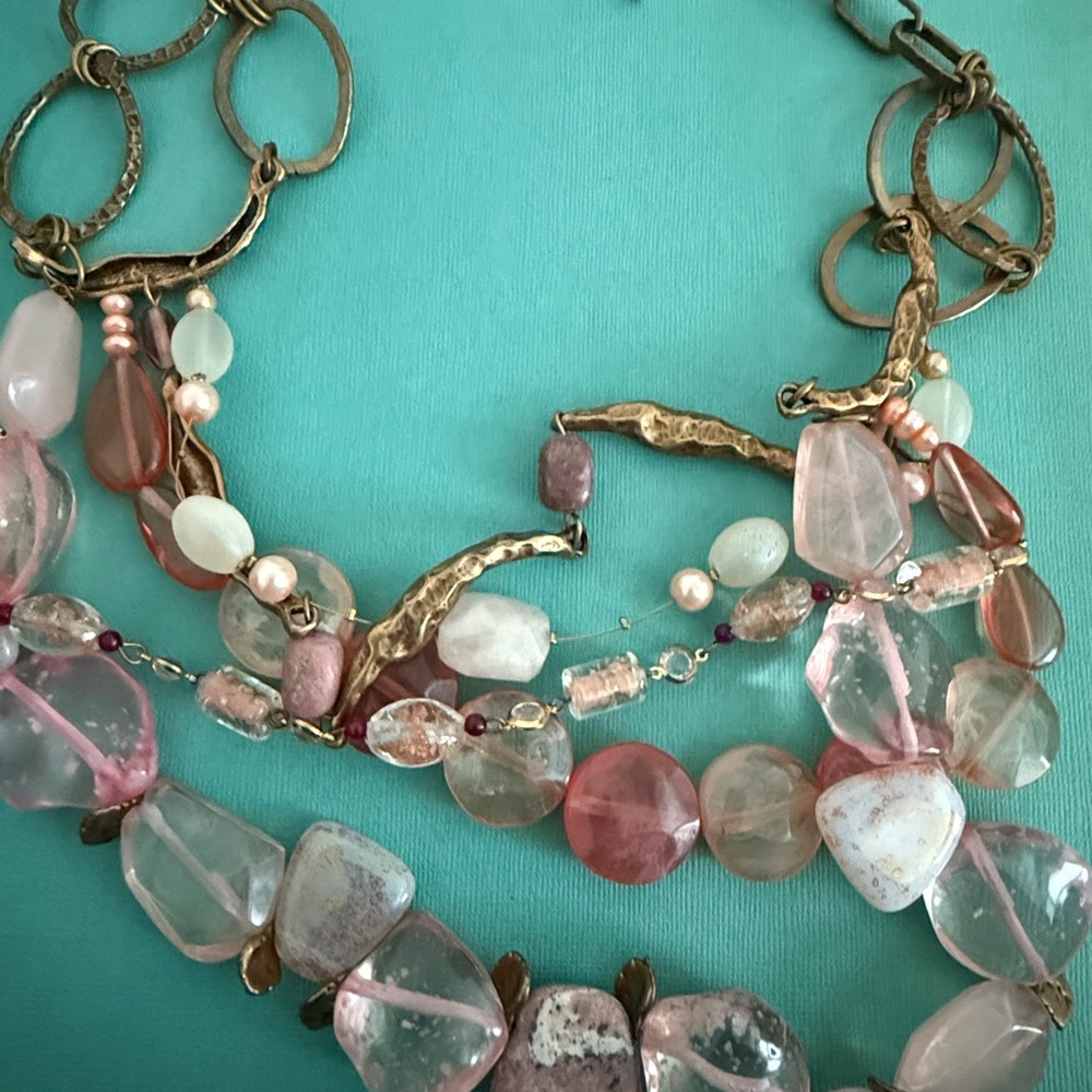 Elegant Pink and Gold Beaded Necklace - Picture 3 of 3